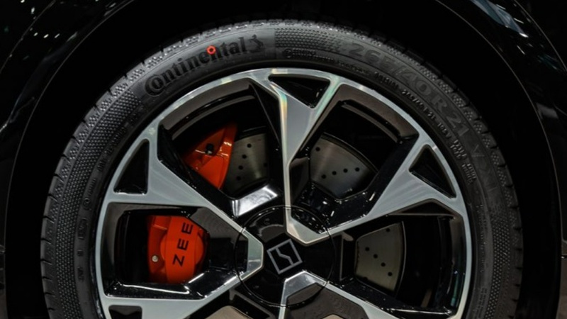 Электрокары Zeekr 001 укомплектовали премиальными шинами Continental